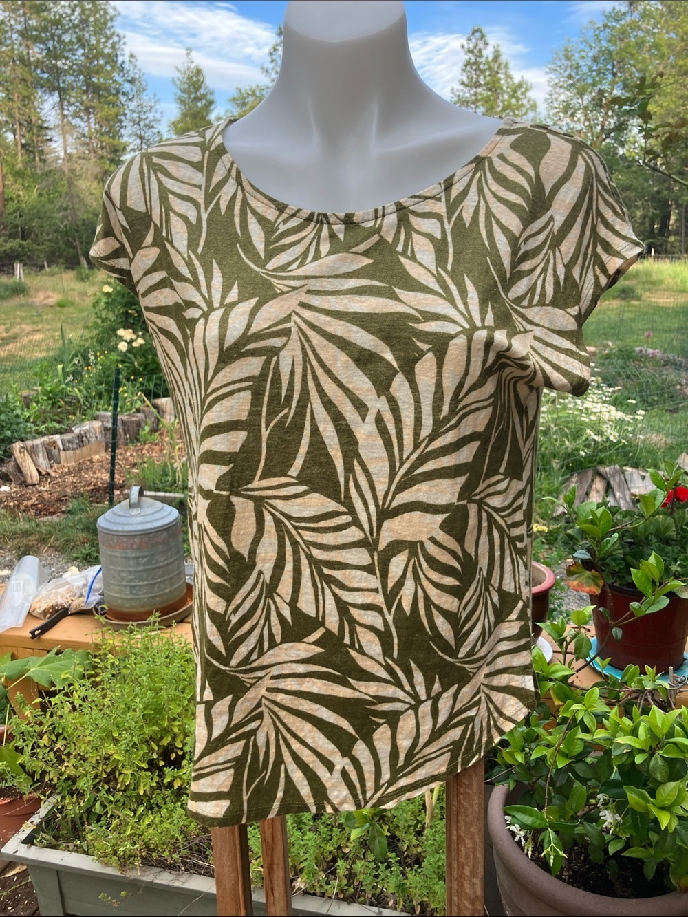Tahari 100% linen rounded him tropical print tank size large